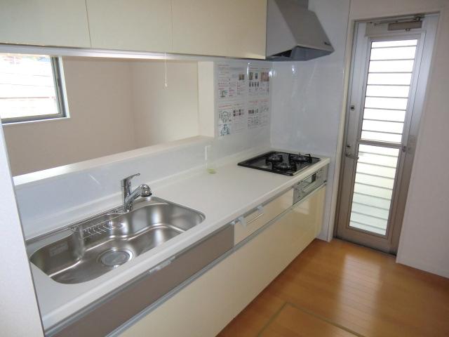 Kitchen. Local photo (kitchen) Slide storage! Water purifier with shower! 