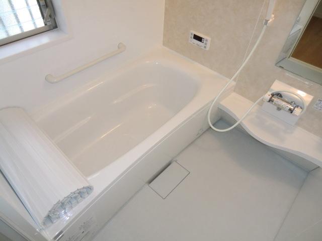 Bathroom. Local photo (bathroom) Bathroom heating dryer! Warm bath! 