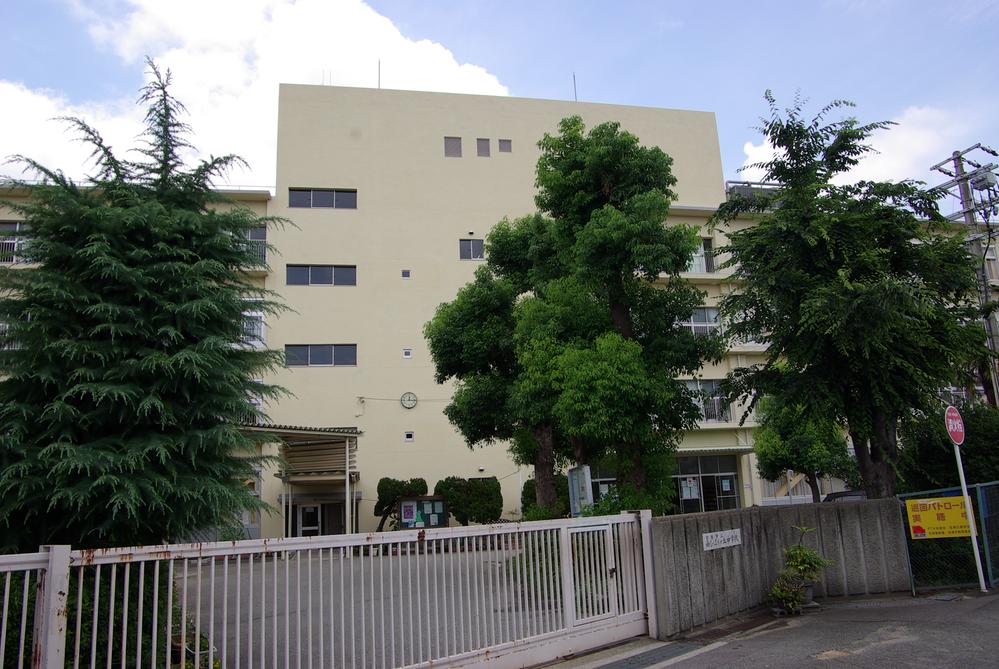 Junior high school. Takarazuka is the location of the 11-minute walk from the stand Minamihibarigaoka 851m school until junior high school.