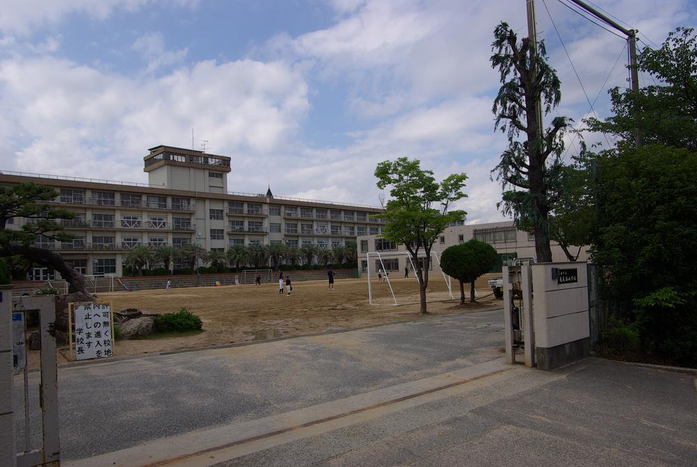 Primary school. Takarazuka is the location, a 15-minute walk up to 1124m school until the Municipal Minami Nagao Elementary School.