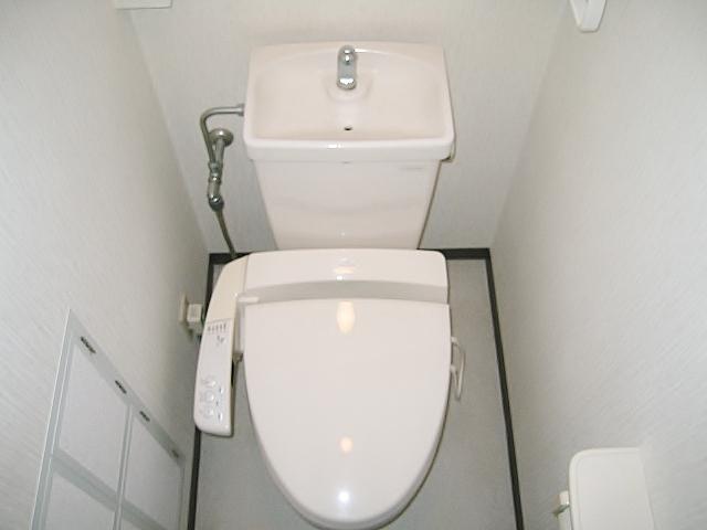 Toilet. Indoor (12 May 2013) Shooting