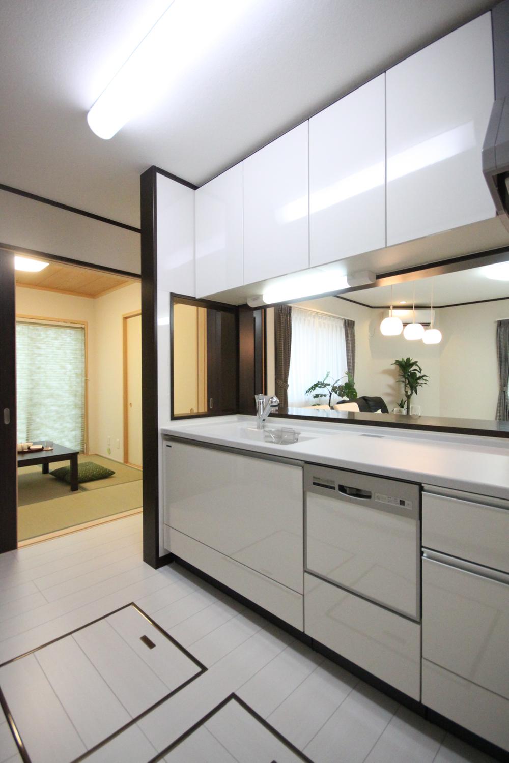 Kitchen. Kitchen always be the center of family life, Literally located in the central location of the gathering of the family home, It is essential to the kitchen itself in the family hearthstone.