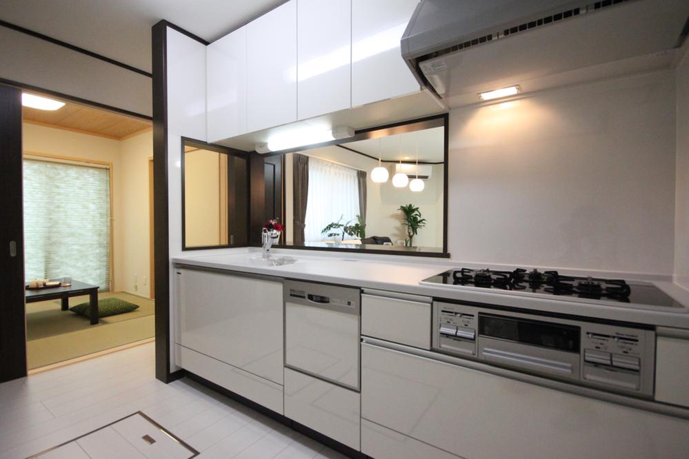 Other Equipment. Takara of the system kitchen (dishwasher dryer ・ Also closed water purifier standard specification) drawer vigorously, Since the quiet close on deceleration just before close, This ease of use is improved. Shiny deep by the glass coat. Because the vitreous is brought into close contact with the base of the metal to exert even strength, such as in cracks and cracks. Because the water purifier has been internal organs, You can cook at any time delicious water, Moreover, it is versatile shower faucet.