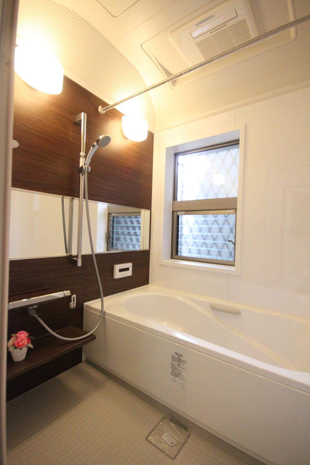 Other Equipment. In Haidomu ceiling rainy day drying at Kawakku that (standard specification) create a spacious space, Achieve a more comfortable and luxurious bath time. Reduce the heat deprived from the back foot by the structure of the heat-insulating layer, This floor was hard to feel the coldness. Dirt will reduce the take easy latest surface treatment and cleaning of the easy new floor like in the bath of the floor of the cleaning effort.