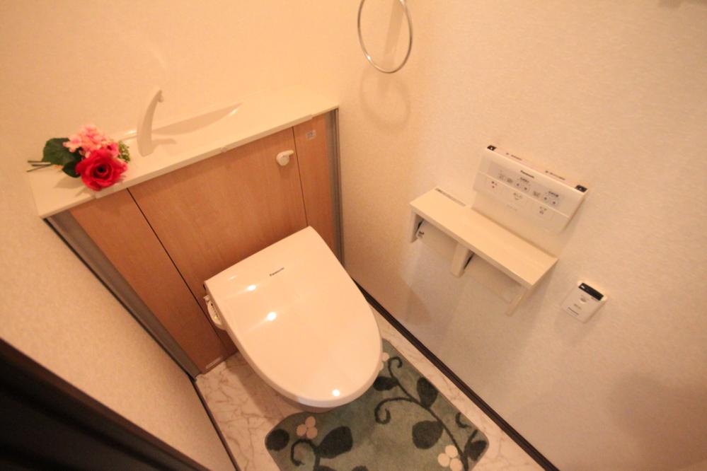 Other Equipment. Open the bathroom door, It opens automatically at the timing of thought, "Maybe I open the lid.". It is safe to close automatically after cleaning. Water flow round firmly around, Rinse the whole dirt.