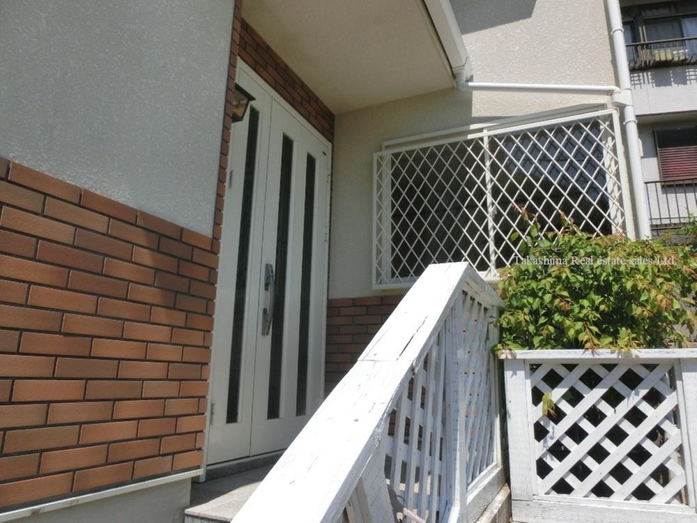 Entrance. Reluctance to affixed tiles will be fashionable to produce a Western-style of.