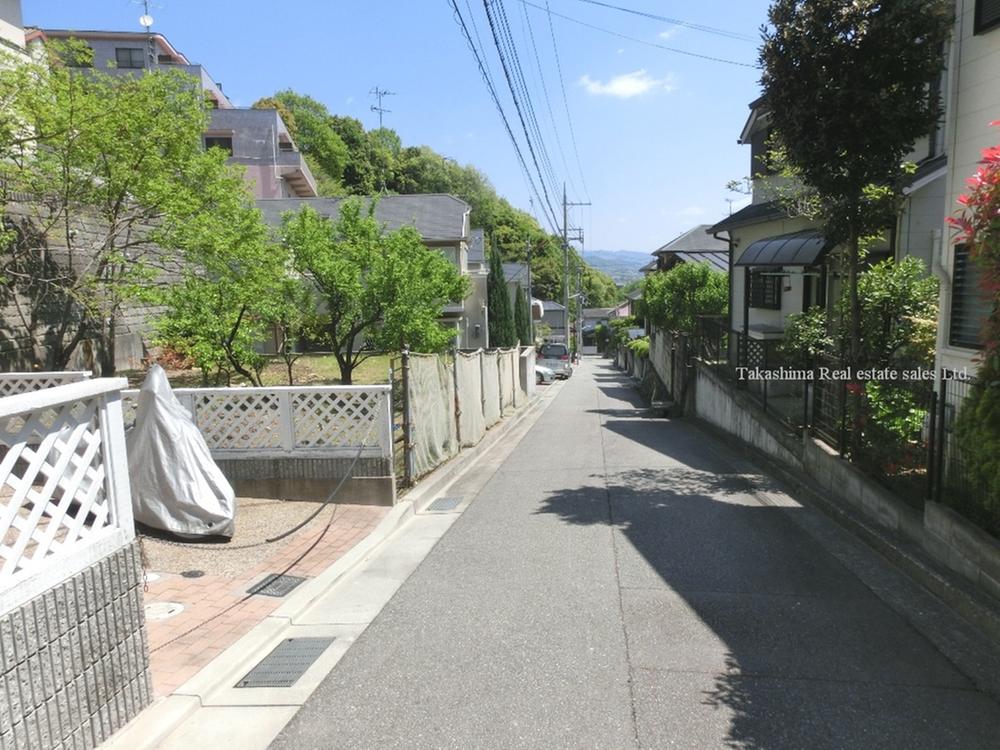 Local photos, including front road. Front road is the southeast side.