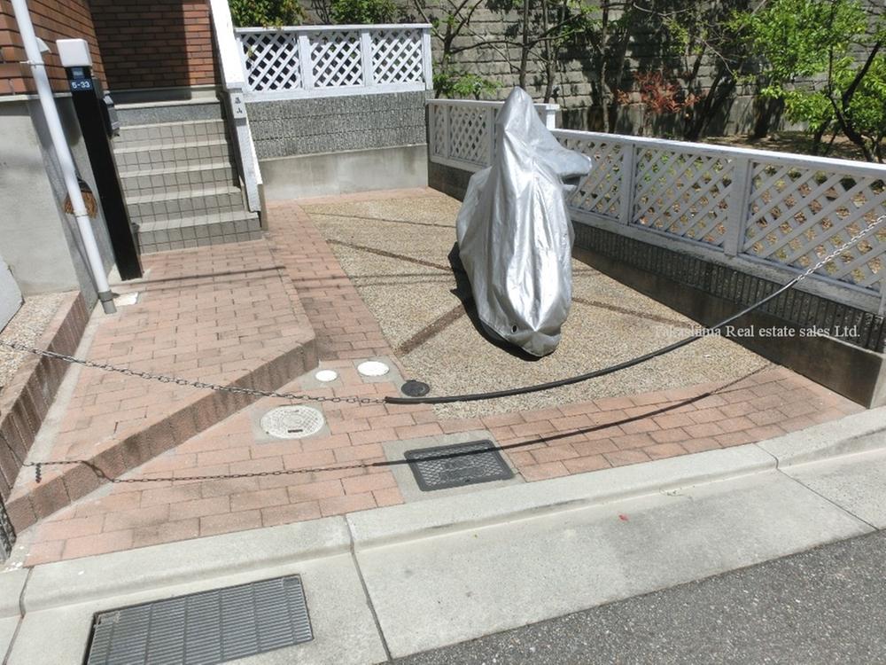 Parking lot. Parking is one minute.