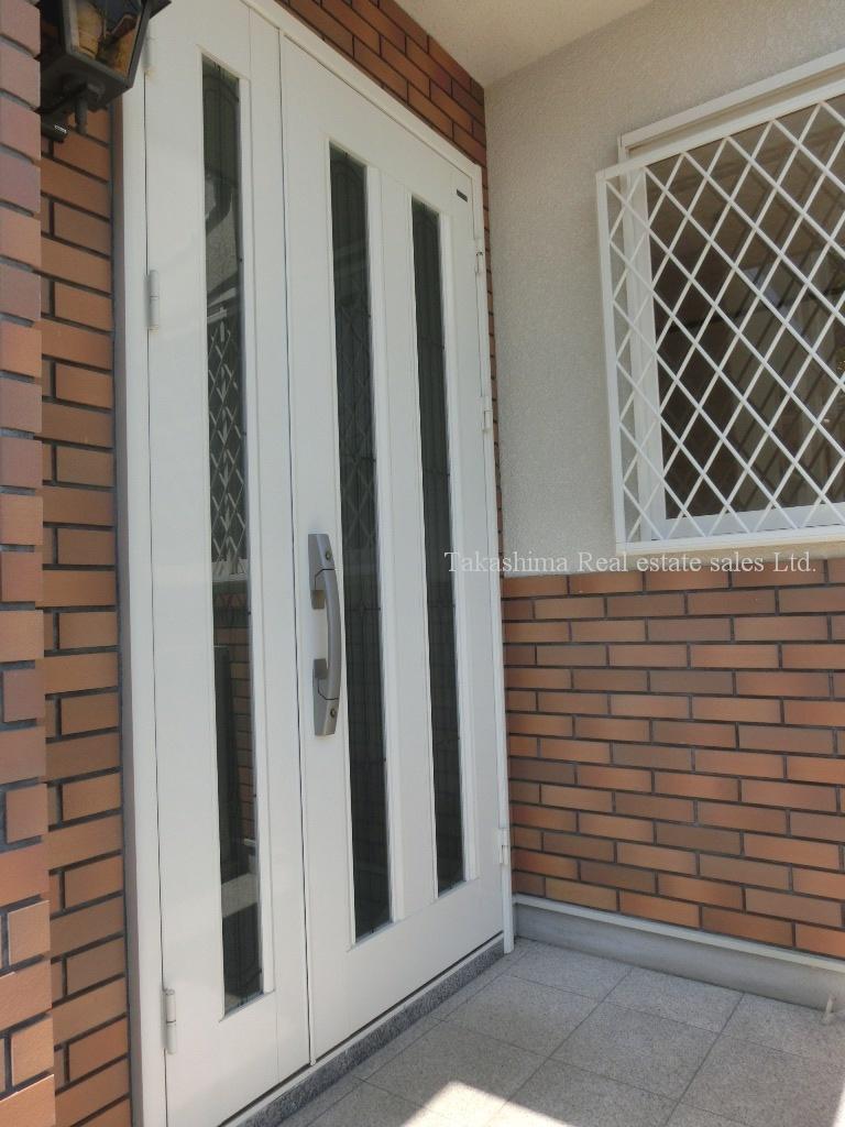 Entrance. Entrance door with a profound feeling is the parent-child (double door) door.