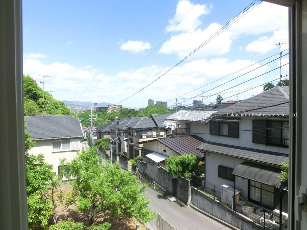 View photos from the dwelling unit. This house, which is very beautiful to use. Is the view from the second floor Western-style.