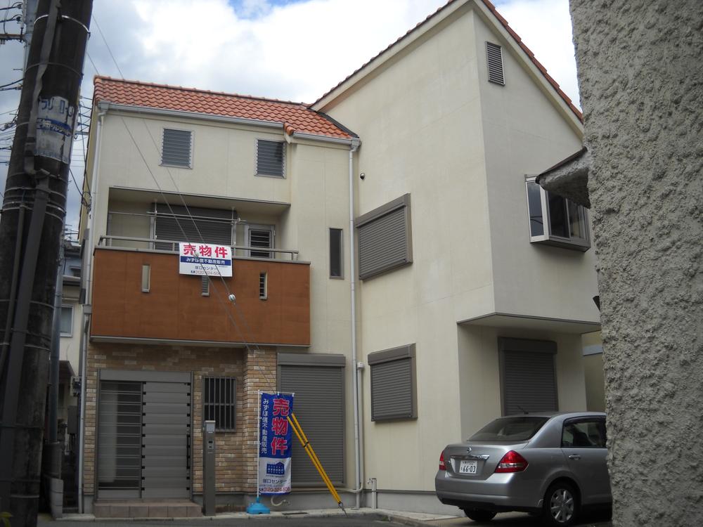 Local appearance photo. Local (March 2012) shooting