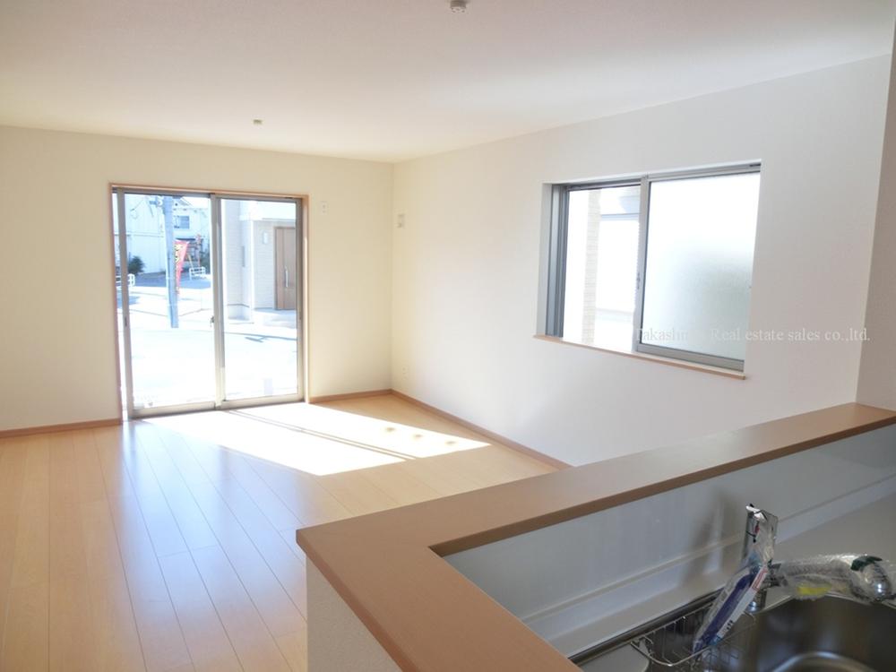 Living. Living room is adjacent to the Japanese-style room on the south-facing, Day is good.