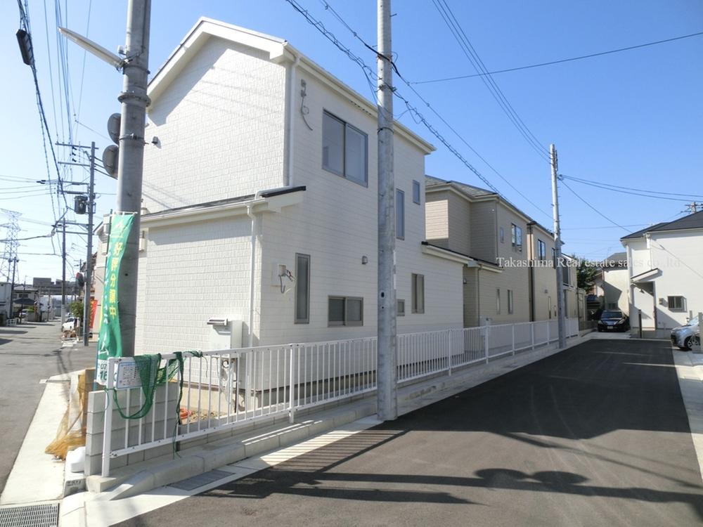 Local photos, including front road. North road width is 6m.