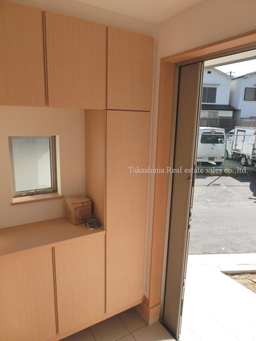 Receipt. Entrance storage is large.