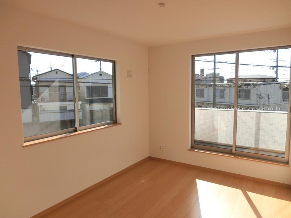 Non-living room. The second floor Western-style of the southeast corner room. Day is good.