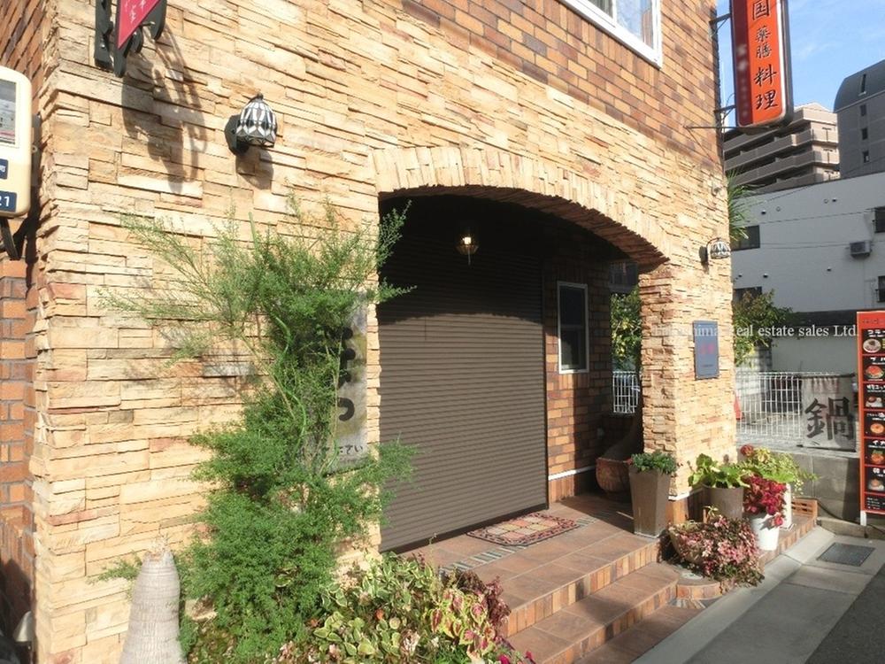 Local appearance photo. 1F store part and 2 ・ Entrance of the third floor of the residential part is provided separately.