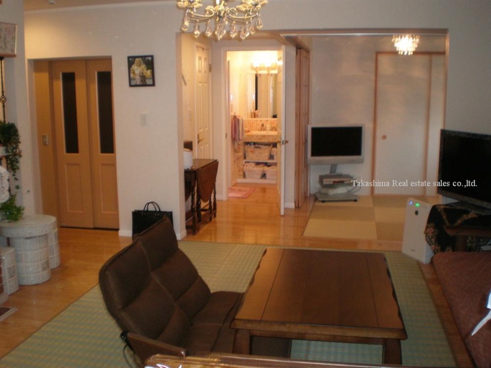 Living. 18 Pledge of LDK. Left of the door is the home elevator.