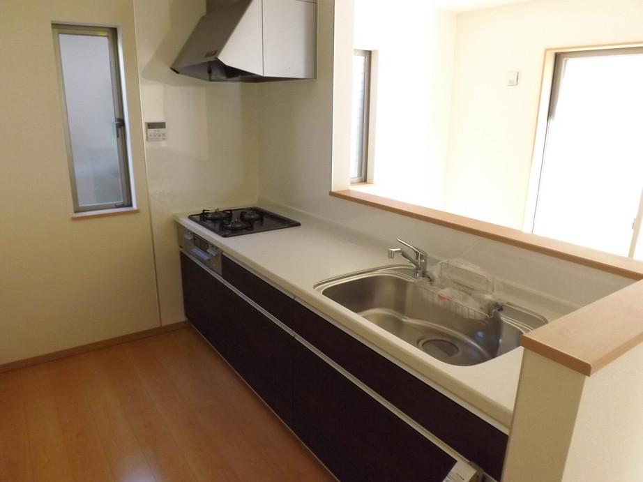 Kitchen. Local photo (kitchen) Slide storage! Water purifier with shower!