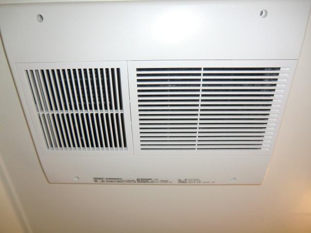 Cooling and heating ・ Air conditioning. Local photo (bathroom heating dryer)