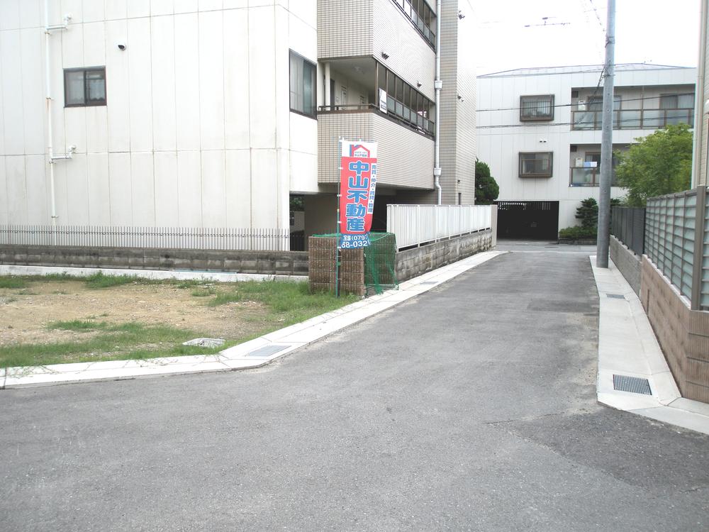 Local photos, including front road. Local peripheral photo