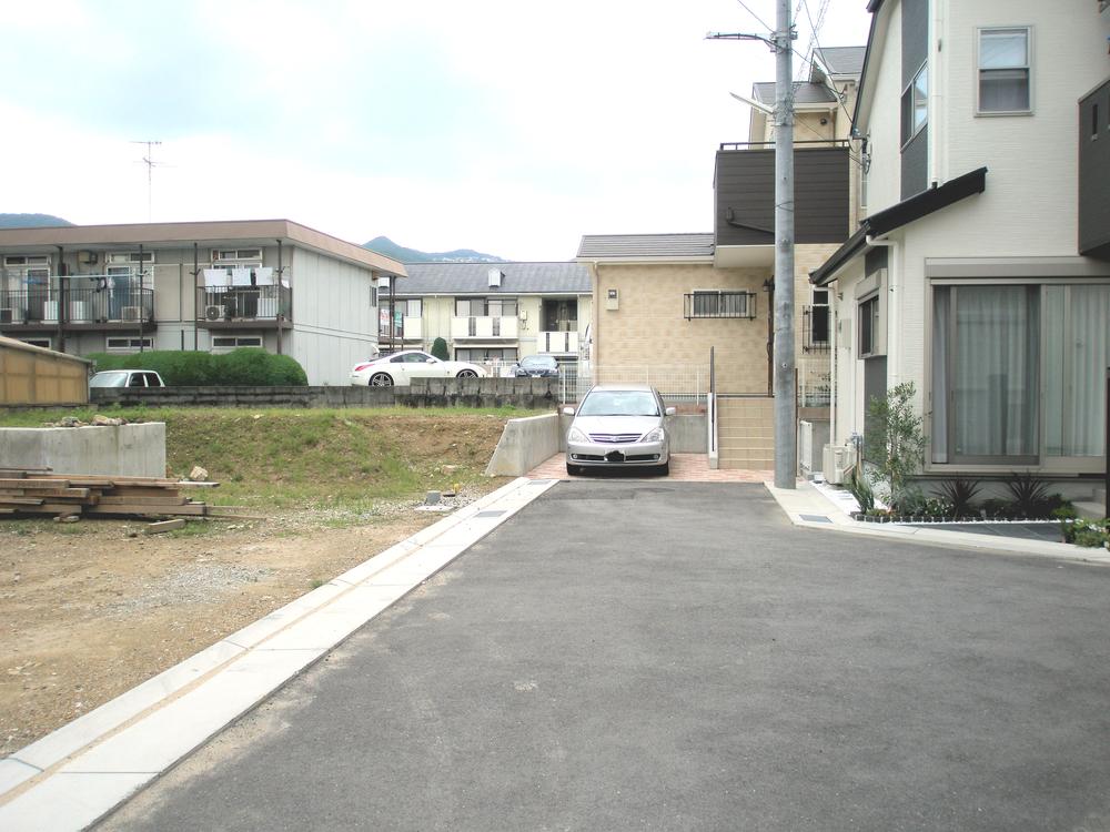 Local photos, including front road. Local peripheral photo