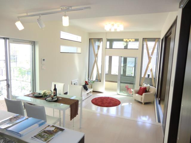 Living. Local photos (living) Bright living room sun plug from the south!