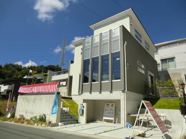 Local appearance photo. Good per sun in local photo (appearance) south-facing! Stylish, modern appearance! By all means please see in the field!