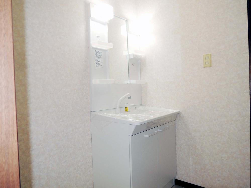 Wash basin, toilet. Indoor shooting