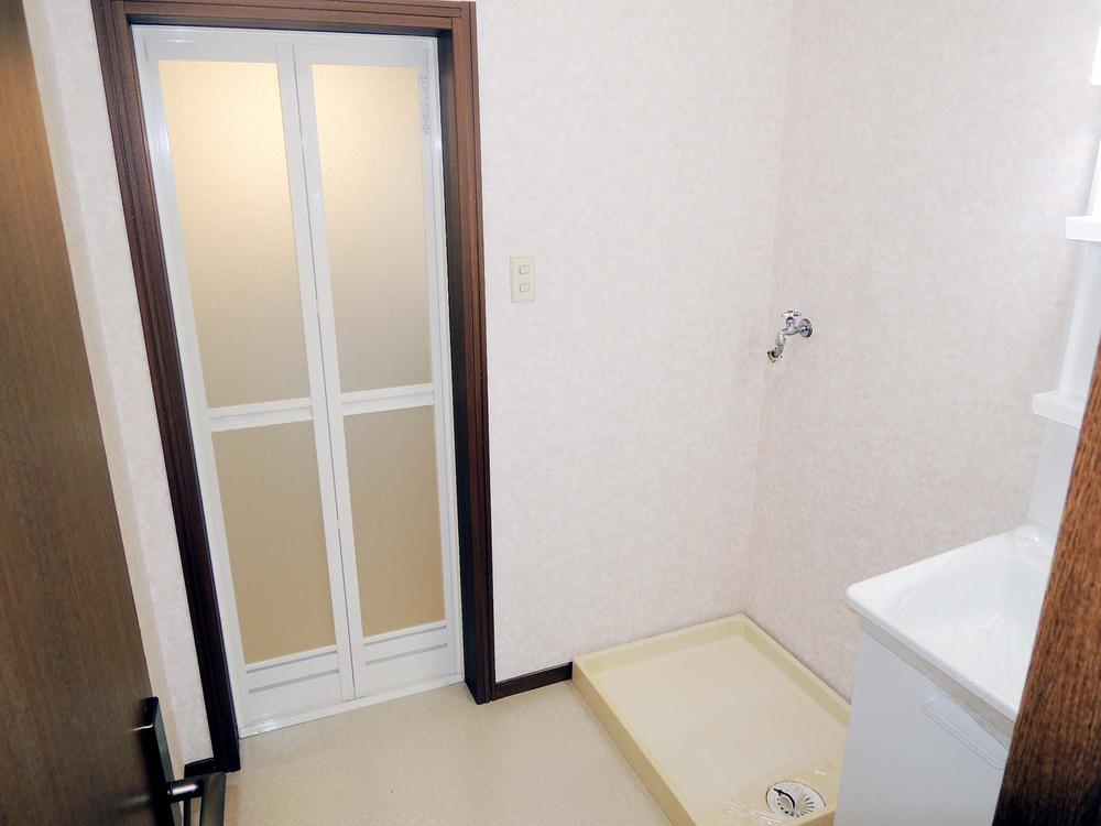 Wash basin, toilet. Indoor shooting