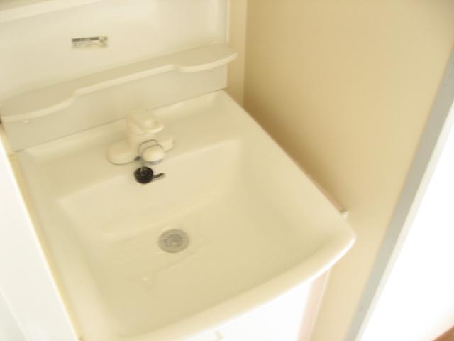 Wash basin, toilet. Local (August 2013) Shooting