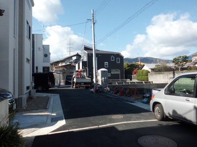 Local photos, including front road. Front road and local (12 May 2013) Shooting