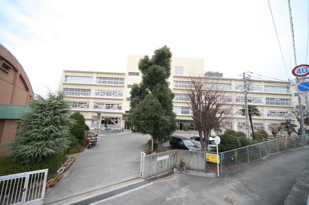 Junior high school. About walking up to 1700m south Hibarigaoka junior high school to the south Hibarigaoka junior high school 18 minutes!