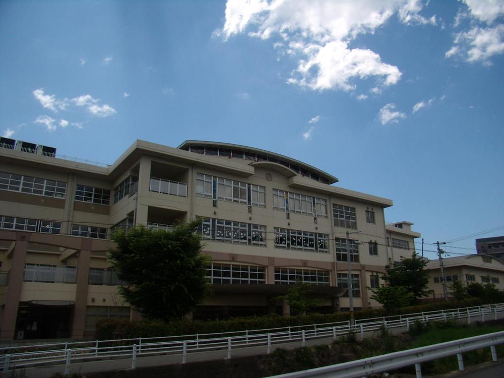 Primary school. Takarazuka first elementary school to 350m