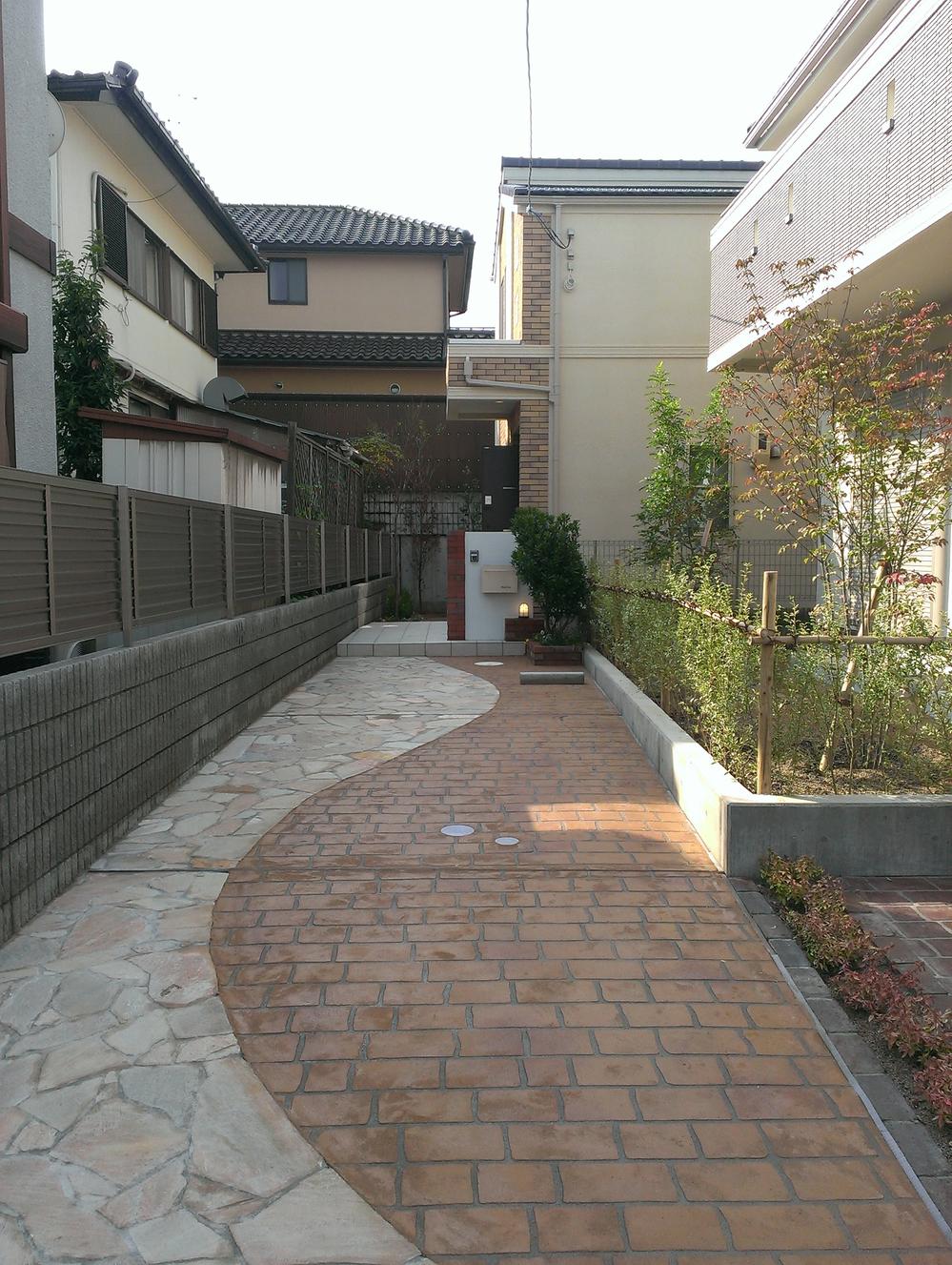 Local photos, including front road. Parking and approach