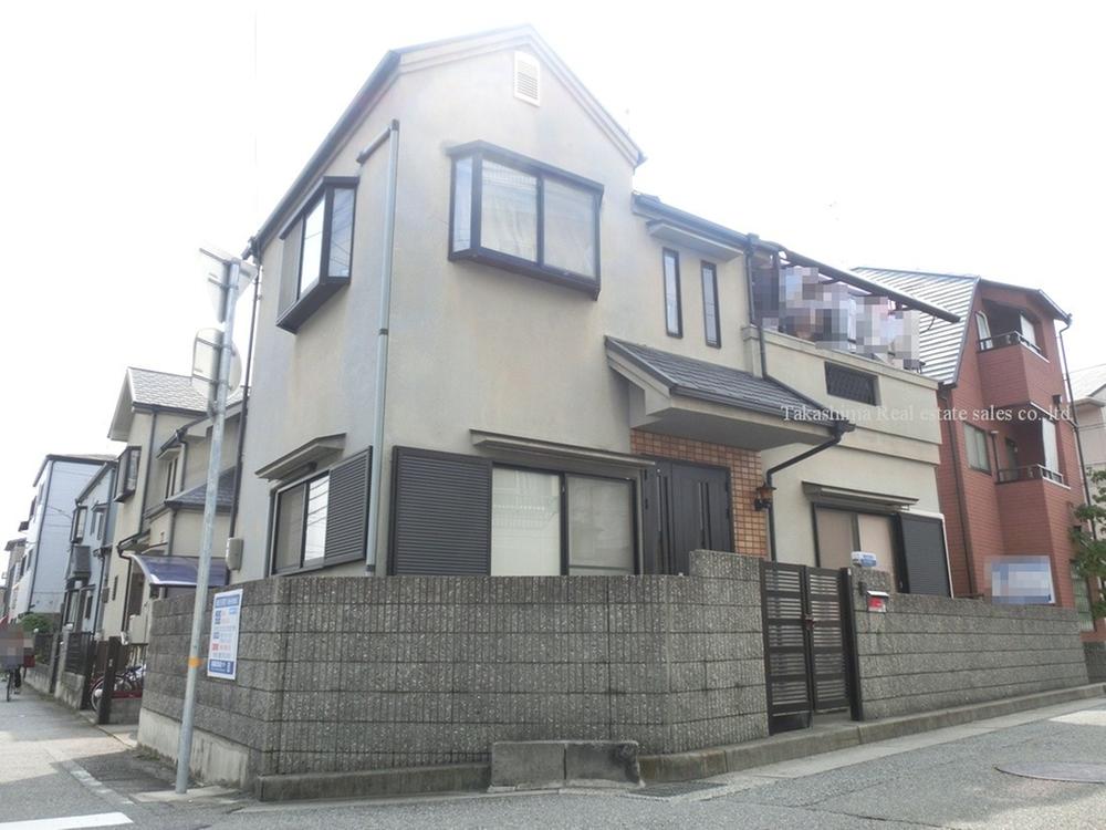 Local appearance photo. And located in the northwest corner lot.