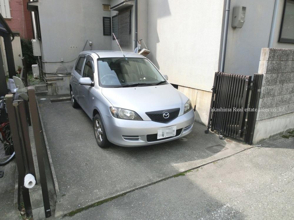 Parking lot. Garage is one minute.