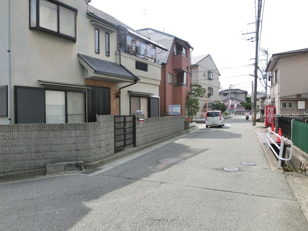 Local photos, including front road. West road is the width 6.3m.