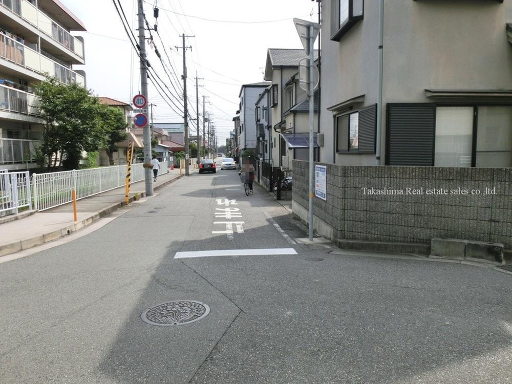 Local photos, including front road. Front road is there a feeling of opening in 6m or more.