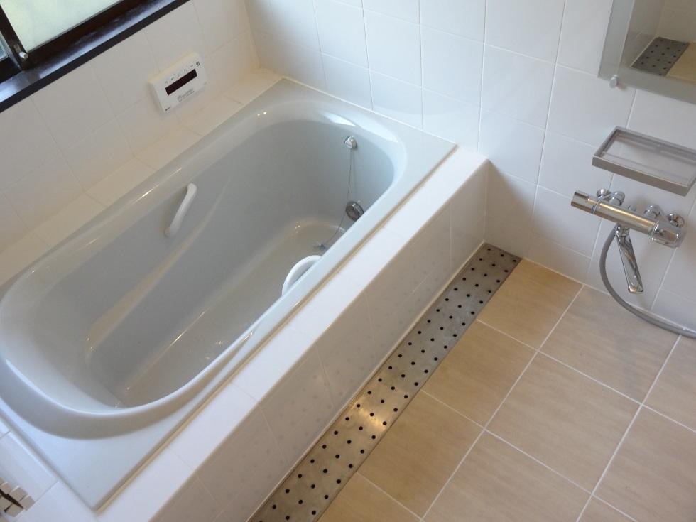 Bathroom. Bathtub, Bathroom tile replacement