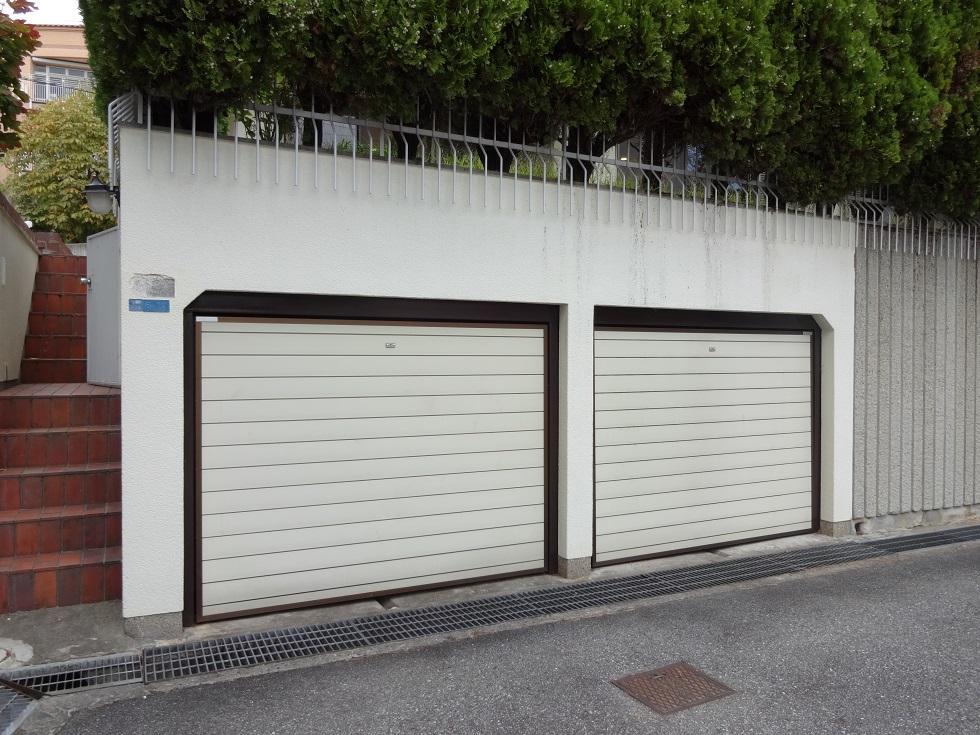 Parking lot. You can park two ・ With electric shutter