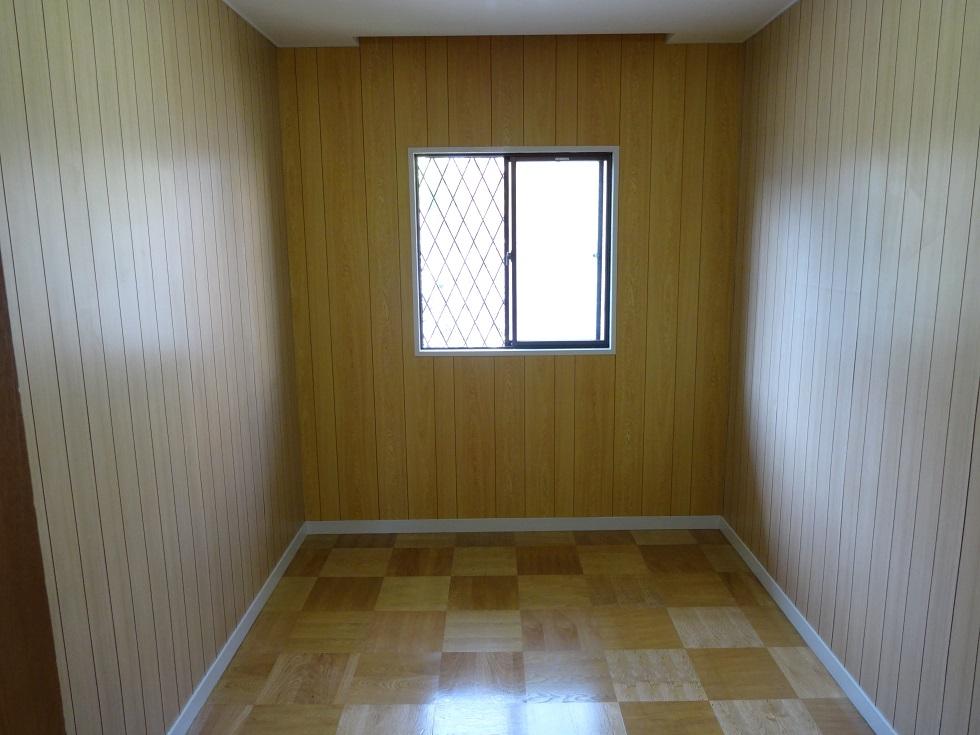 Non-living room. About 4 Pledge of closet