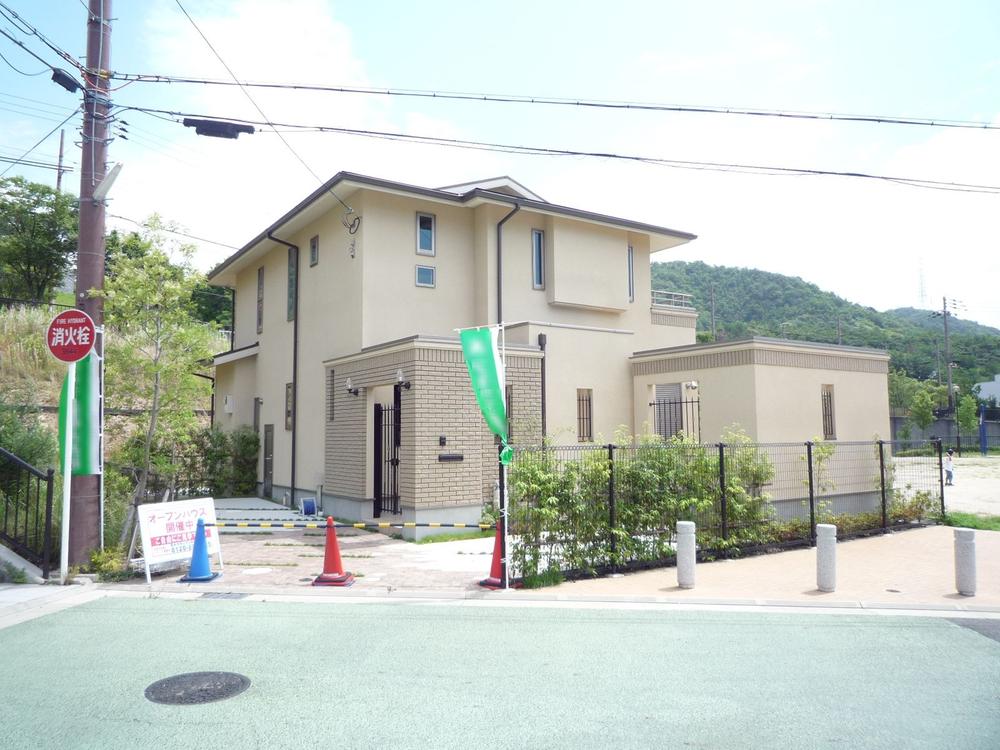 Local appearance photo. Day for the park next to ・ Ventilation good! 