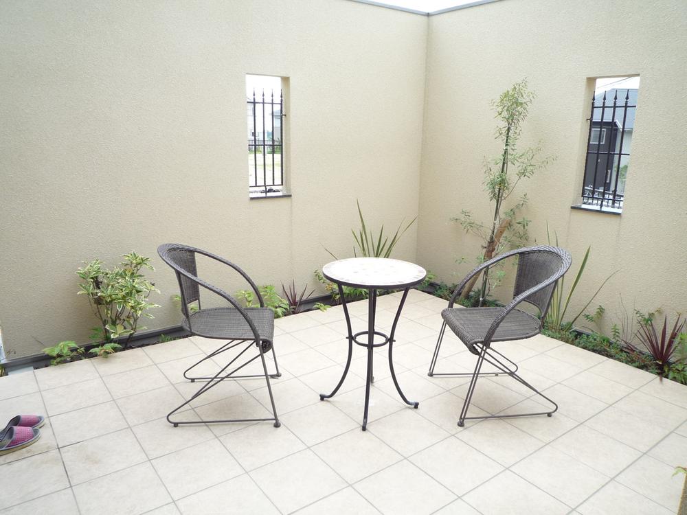 Living. Living next to the terrace with an emphasis on private