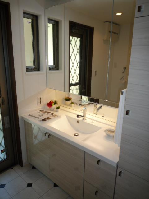 Wash basin, toilet. Original wash basin of the storage enhancement