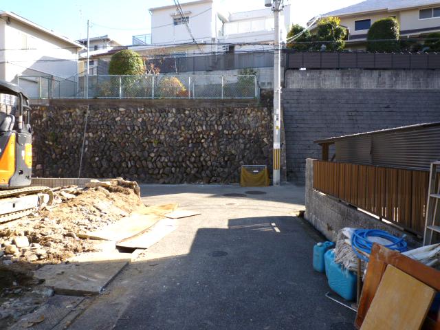 Local photos, including front road. Property of the southeast side of the front road (from the northwest side)