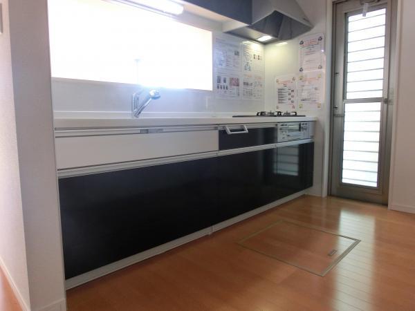 Same specifications photo (kitchen). ■ Same specification kitchen ■ System Kitchen standard equipment. It is also attractive there is a water purifier.