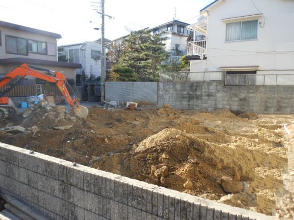 Local appearance photo. ■ Local photo (2013 December shooting) ■ Since the corner lot that is daylight enough. Per yang ・ Ventilation is no perfect.