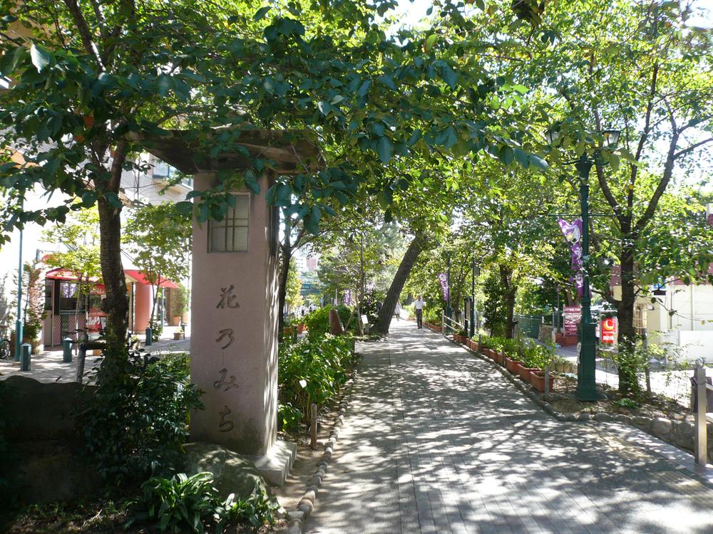 Streets around. Hankyu is in front of the station to the street up to the Takarazuka Grand Theater