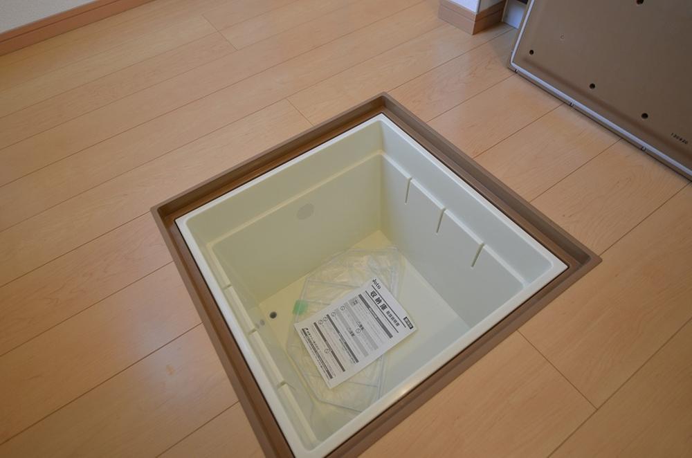 Receipt. Photos of underfloor storage