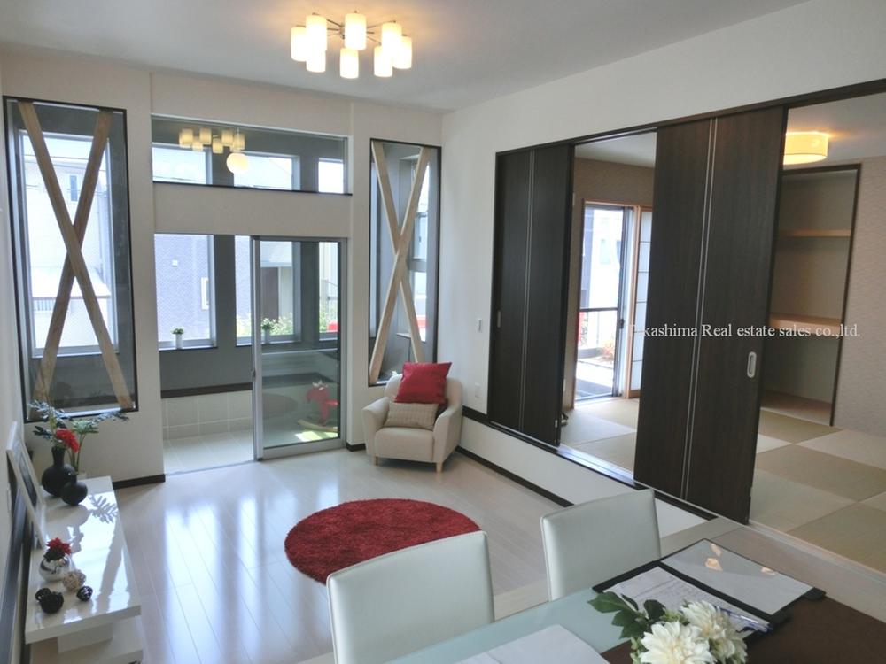 Living. LDK is flanked by Japanese-style room with 17.7 quires. Large space of about 24 tatami opened the movable partition of the Japanese-style room.